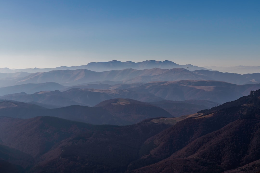 Free nature viewpoint overlooking mountain landscape